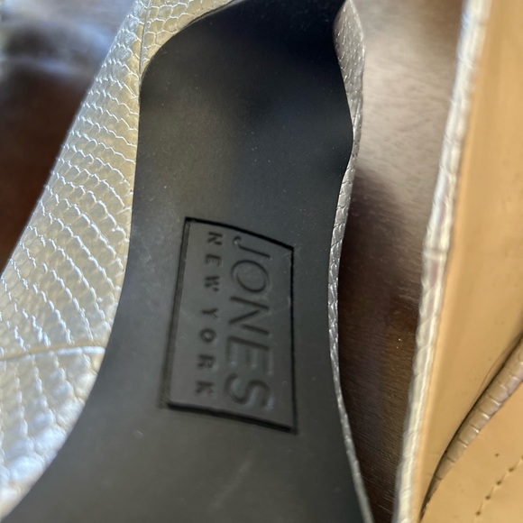 Jones New York leather pumps. - Picture 2 of 5
